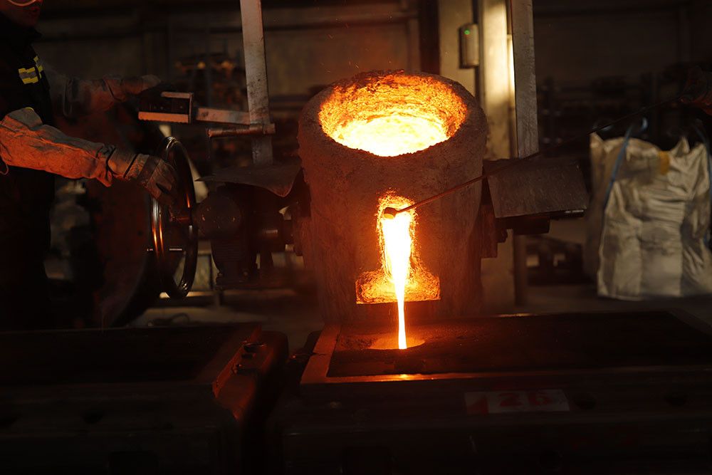 Dökümhanede potadan kalıba akan sıvı metal